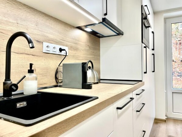 Kühlschrank, Mikrowelle, Geschirrspüler, Kochgeschirr/Geschirr/Besteck