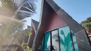 Un edificio moderno con techo inclinado y amplios ventanales de vidrio.