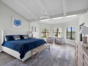 4 chambres, bureau, fer et planche à repasser, lit de bébé portatif