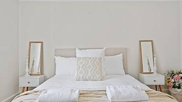 3 slaapkamers, een strijkplank/strijkijzer, reisbedje, wifi