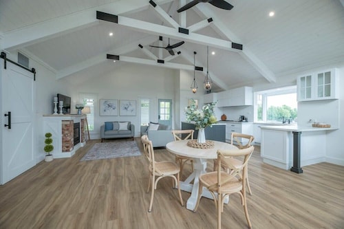 Hamptons Cottage - Refined Living, Light-Filled