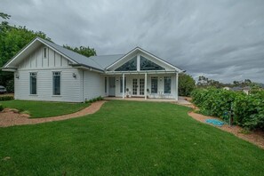 Exterior - Hamptons Cottage - Refined Living, Light-Filled (Dubbo)