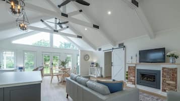 Een televisie en boeken