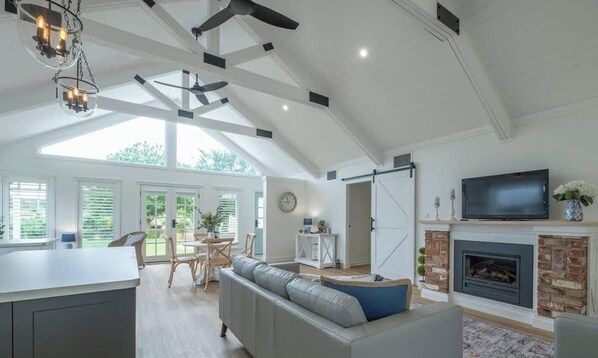 TV, books - Hamptons Cottage - Refined Living, Light-Filled (Dubbo)