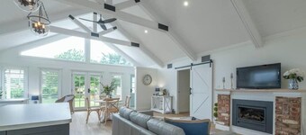 Hamptons Cottage - Refined Living, Light-Filled