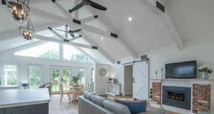 Hamptons Cottage - Refined Living, Light-Filled