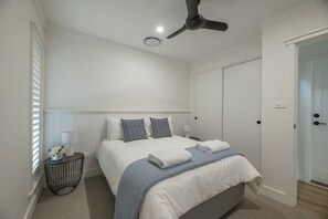 2 bedrooms, iron/ironing board, travel cot, WiFi - Hamptons Cottage - Refined Living, Light-Filled (Dubbo)