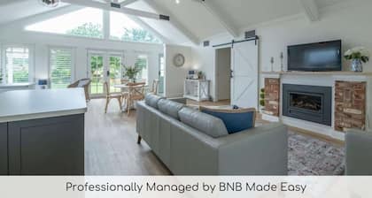 Hamptons Cottage - Refined Living, Light-Filled