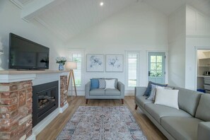 TV, books - Hamptons Cottage - Refined Living, Light-Filled (Dubbo)