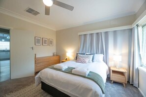 3 bedrooms, desk, iron/ironing board, travel cot - Roycox Cottage - Charming Escape, Fireplace (Dubbo)