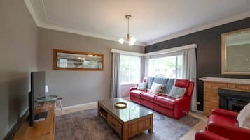 TV, caminetto, studio