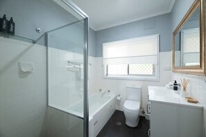 Dusche, Haartrockner, Handtücher