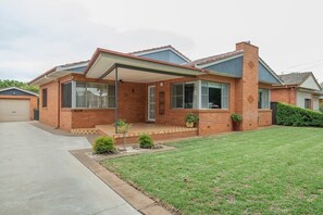 Exterior - Roycox Cottage - Charming Escape, Fireplace (Dubbo)