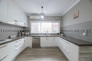 Fridge, microwave, oven, stovetop - Roycox Cottage - Charming Escape, Fireplace (Dubbo)