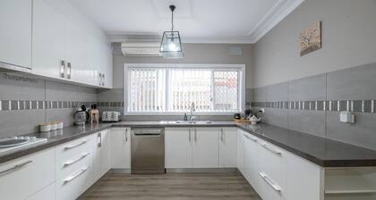 Roycox Cottage - Charming Escape, Fireplace