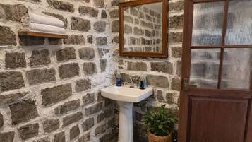 Deluxe-Zimmer, Gartenblick | Badezimmer | Dusche, Regendusche, kostenlose Toilettenartikel, Handtücher