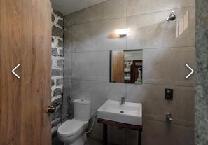 Habitación triple familiar | Baño | Amenidades de baño gratuitas, toallas, jabón