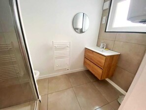 Douche, sĂšche-cheveux, serviettes fournies, savon