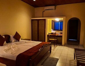 Meja kerja dan Wi-Fi gratis