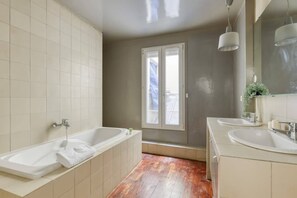 Douche, sèche-cheveux, serviettes fournies