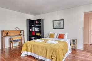 4 chambres, bureau, fer et planche à repasser, lit parapluie