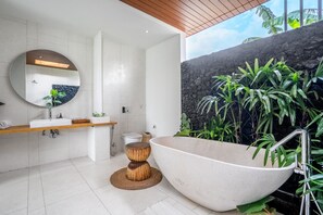 Een douche, handdoeken