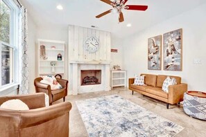 Fernseher, Kamin, Arbeitsbereiche