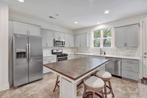 Fridge, microwave, oven, stovetop - Prime Location | Walk to Liberty Stadium (Memphis)