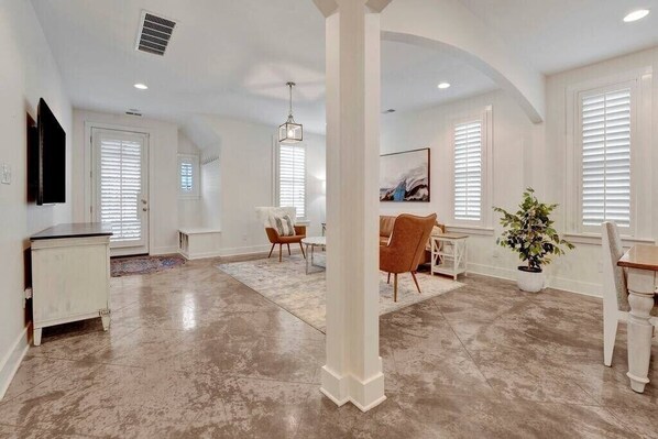 Télévision, cheminée, espaces bureaux