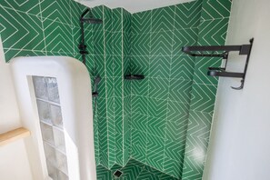 Dusche, Bidet, Handtücher, Toilettenpapier
