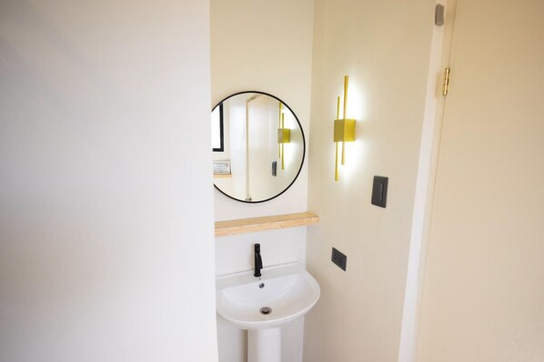 Dusj, bidé, håndklær og toalettpapir