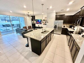 Fridge, microwave, oven, stovetop - 4170LA 5 BD/4,5BA BRAND NEW - BEAUTIFUL DECOR - FULL ACCESS TO RESORT AMENITIES (Davenport)