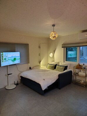 1 bedroom, iron/ironing board, free WiFi, bed sheets - Steps away from DDP, Airport Bus, DongDaeMun Shopping Malls [Timeless Rooftop] (Seoul)