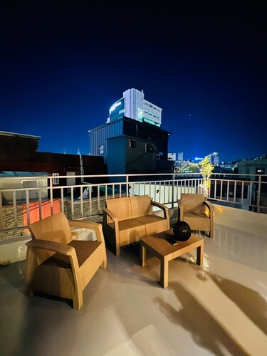 Steps away from DDP, Airport Bus, DongDaeMun Shopping Malls [Timeless Rooftop]