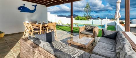 屋外ダイニングエリア