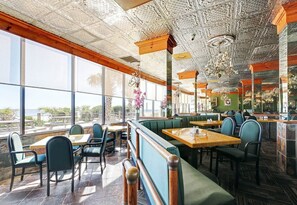 คอนโด, 2 ห้องนอน, พร้อมสิ่งอำนวยความสะดวกสำหรับผู้พิการ, ระเบียง | ร้านอาหาร