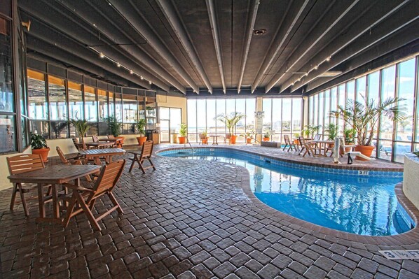 Condo, 2 chambres, accessible aux personnes à mobilité réduite, balcon | Piscine | Piscine intérieure