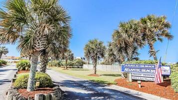 Condo, 2 Bedrooms, Accessible, Balcony | Property grounds