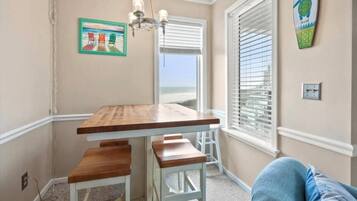 Condo, 2 Bedrooms, Accessible, Balcony | Dining