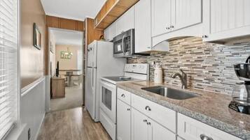 Condo, 2 Bedrooms, Accessible, Balcony | Private kitchen