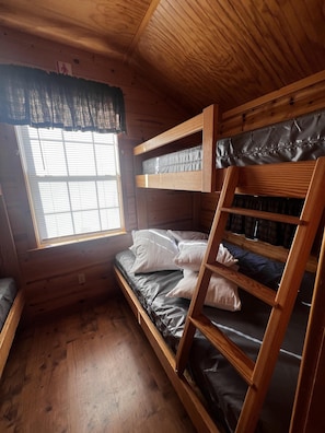 3 habitaciones y ropa de cama