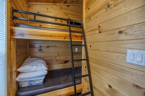 2 bedrooms, WiFi, bed sheets - Cabin 3 - Everything you need in this Cabin for a great weekend. (Connellsville)