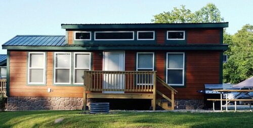 Cabin 5 - Beautiful spacious cabin w/loft and lots of windows! Breathtaking view with facing the river.