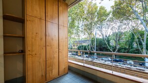A room with a large window overlooking a parking area and trees. - Loft Porta Maggiore in Rome (Rome)