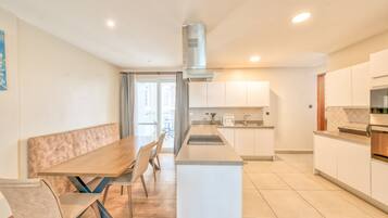 Deluxe Apartment | Dining room