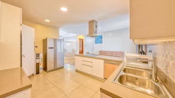 Deluxe Apartment | Private kitchen | Fridge, microwave, stovetop, cookware/dishes/utensils