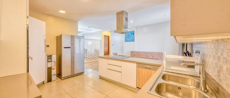 Deluxe Apartment | Private kitchen | Fridge, microwave, stovetop, cookware/dishes/utensils
