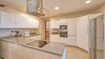 Appartamento Deluxe | Cucina privata | Frigorifero, microonde, piano cottura, pentole/stoviglie/utensili