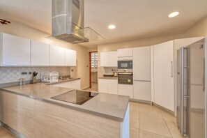 Refrigerador, microondas, placa de cocina, utensilios de cocina