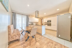 Refrigerador, microondas, placa de cocina, utensilios de cocina